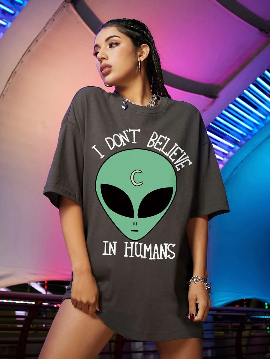 Camiseta amplia con estampado de extraterrestre y letra - Gris Oscuro - Ver 1