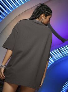 Camiseta amplia con estampado de extraterrestre y letra - Gris Oscuro - Ver 2