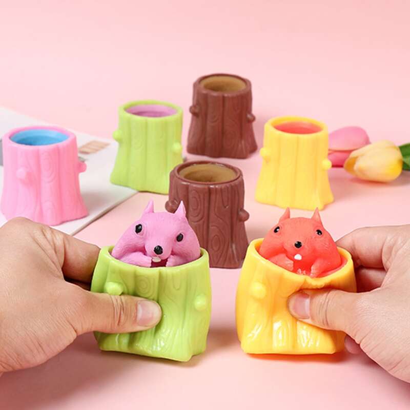

1pc Random Cartoon Squirrel Squeeze Toy, Multicolor