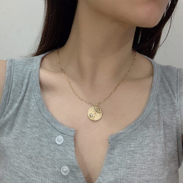 

Flower Decor Round Charm Necklace, Gold