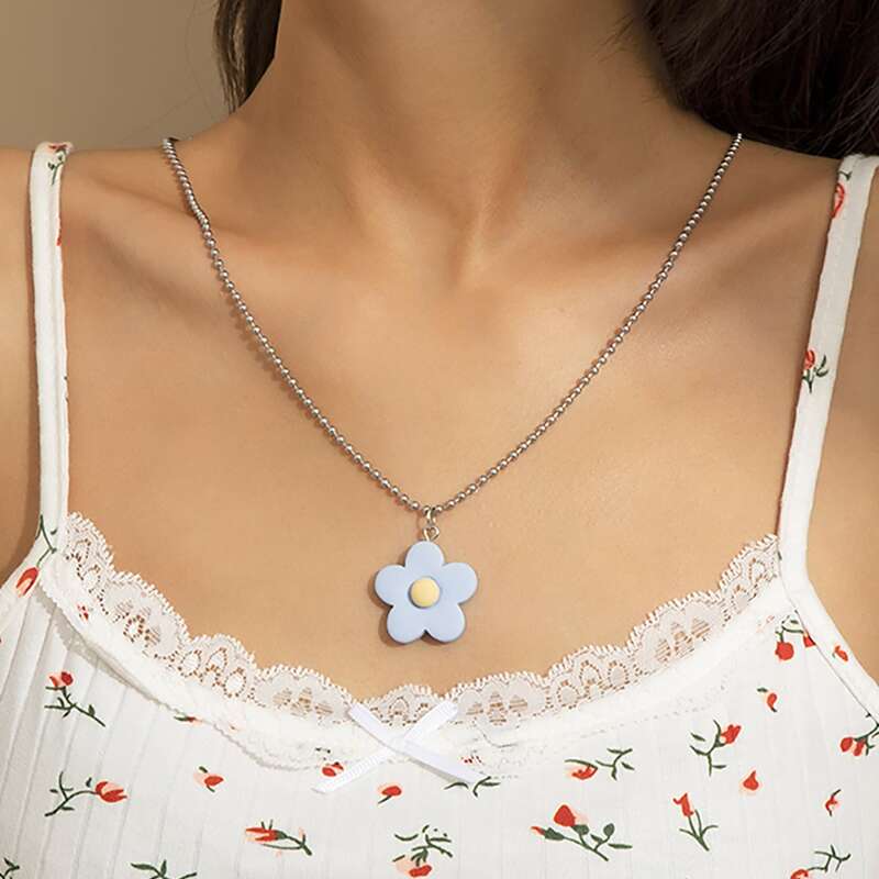 

Flower Pendant Necklace, Baby blue