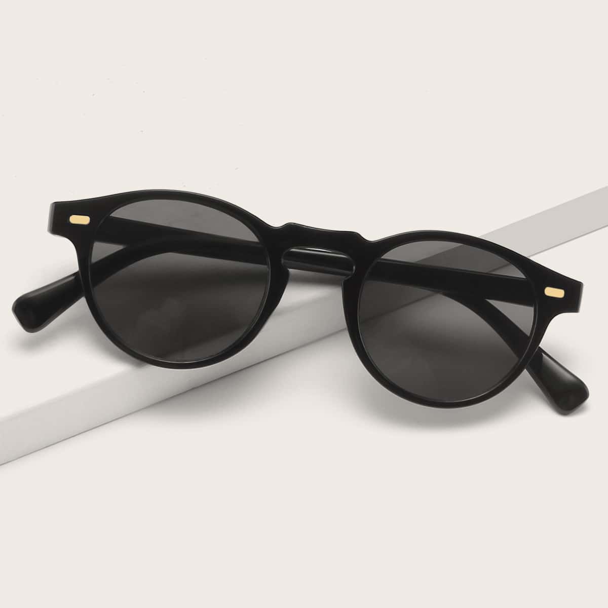 

Round Frame Sunglasses