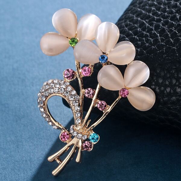 

Rhinestone Design Brooch, Gold