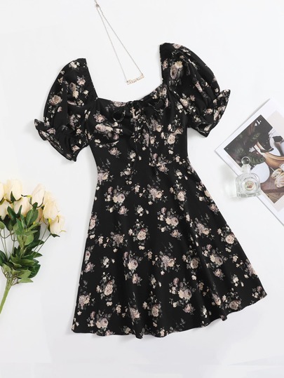 فستان بصدر معقود مكشكش باكمام مكشكش بطباعة أزهار شامل