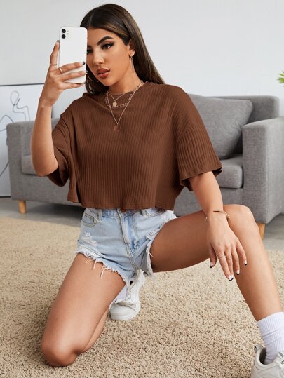 SHEIN EZwear Camiseta corta tejida de canalé unicolor de hombros caídos