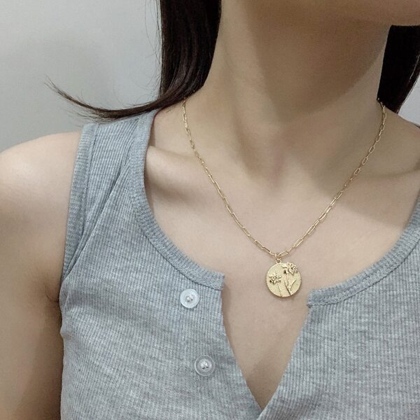 

Flower Decor Round Charm Necklace, Gold