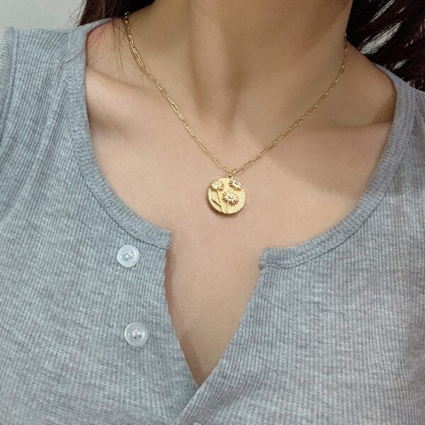 

Flower Decor Round Charm Necklace, Gold