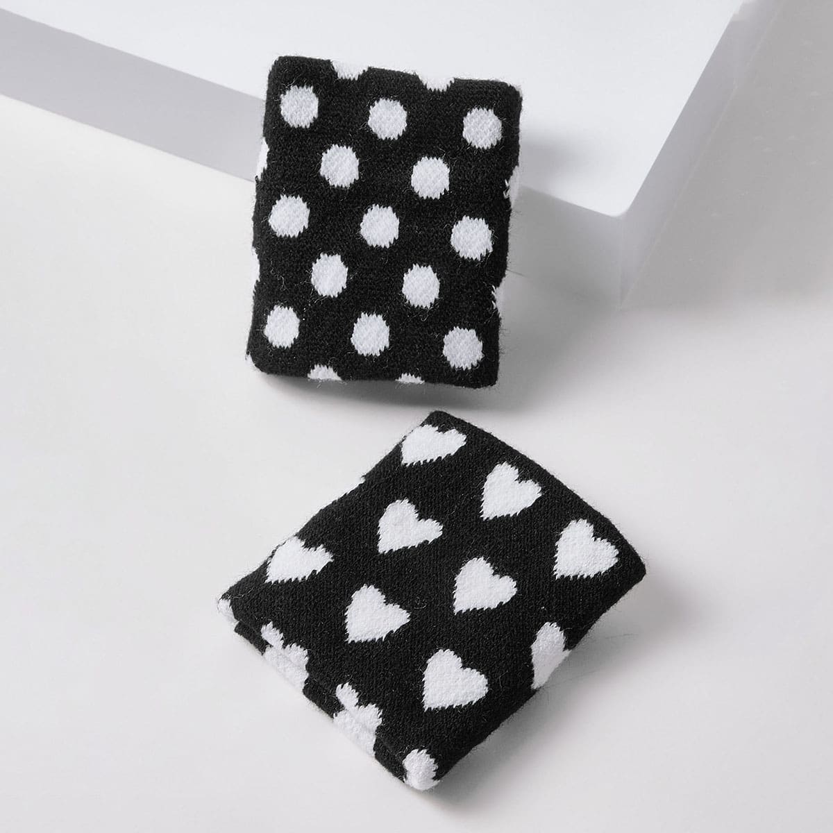 

Heart Pattern Sports Wrist Guard, Black and white
