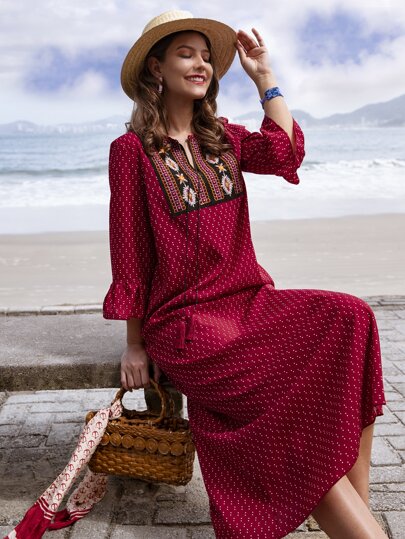 فستان بنقاط البولكا مطرز بزهر مع ربطة عنق