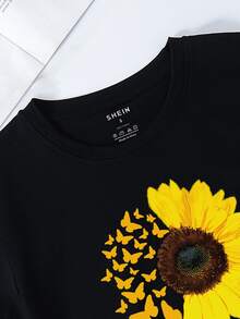 Camiseta con estampado de girasol y mariposa