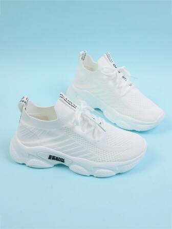 女式白色公路跑鞋，带字母图案和系带设计，非常适合瑜伽