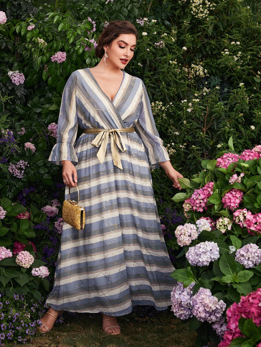 Modelyn 大碼條紋圖案交叉領荷葉邊袖腰帶超長連衣裙 - 彩色 - 查看 1