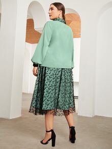 SHEIN طقم تنورة شبكي بزهر اقحوان مع بلوزة مقلم بدانتيل مقاس كبير