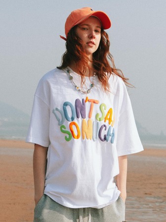 INFLATION تي شيرت كبير بنمط شعار منخفض الكتف