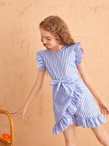 SHEIN Vestido De Cintura Atada Con Cinturón Para Niñas Preadolescentes Con Rayas Y Volantes En El Dobladillo - Azul y blanco - Ver 4