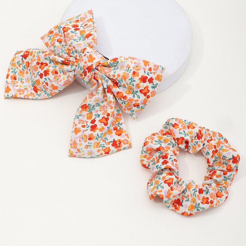 

2pcs Ditsy Floral Scrunchie & Hair Clip, Red