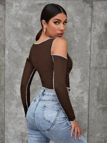 SHEIN Top con puntada en contraste bajo asimétrico de hombros descubiertos - Café integral - Ver 2