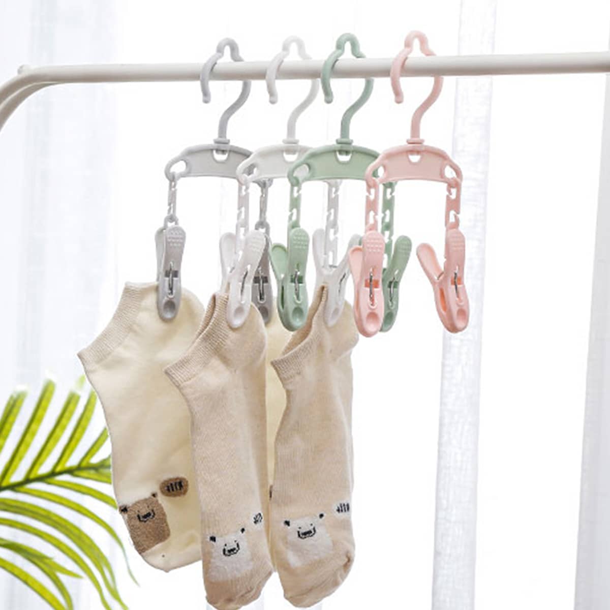 

1pc Random Color Hanger With 2pcs Clothespin, Multicolor