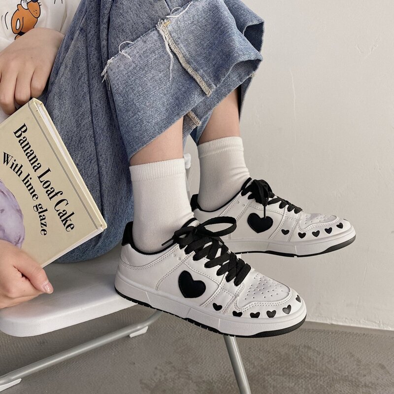 

Heart Lace-up Skate Shoes, Black and white