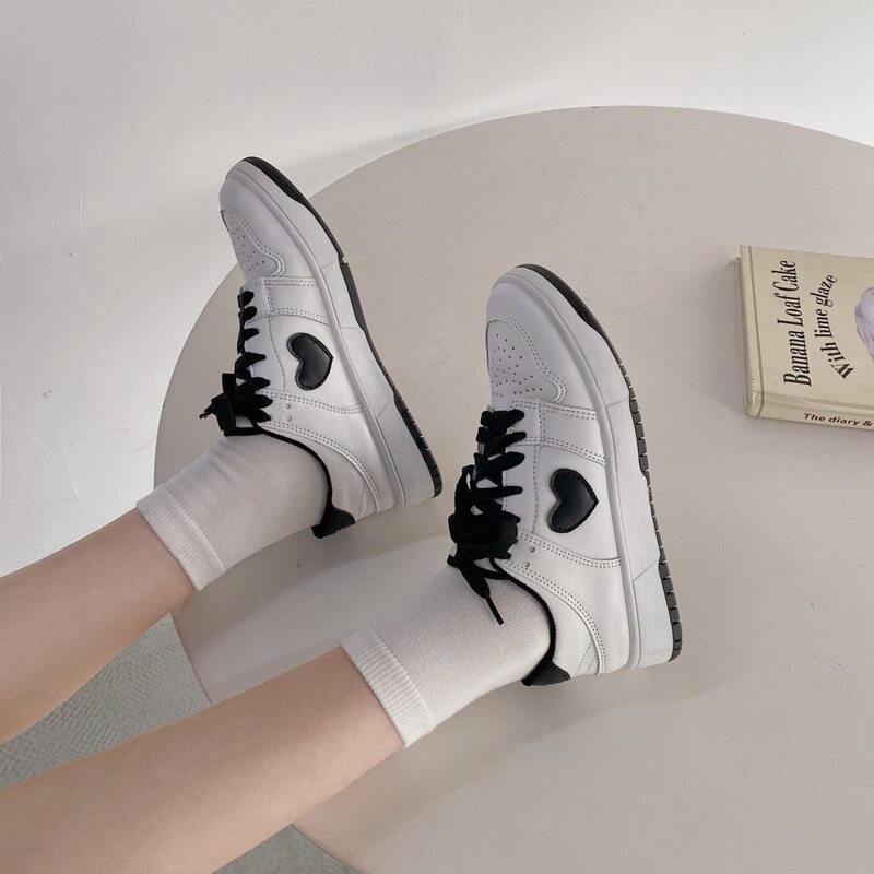 

Heart Lace-up Skate Shoes, Black and white