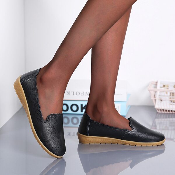 

Minimalist Scallop Trim Flat Loafers, Black