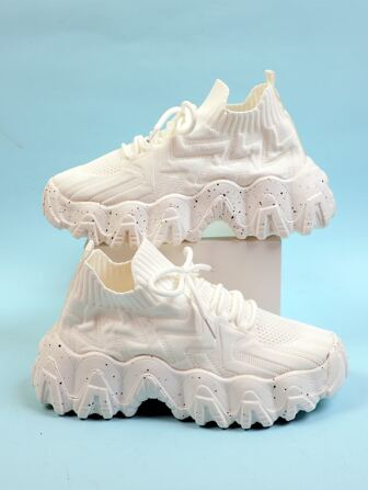 秋冬简约纹理厚底运动鞋，时尚白色 V 字印花女式运动鞋