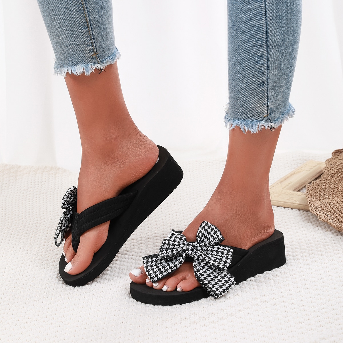 Вьетнамки с рисунком хаундстут и бантом