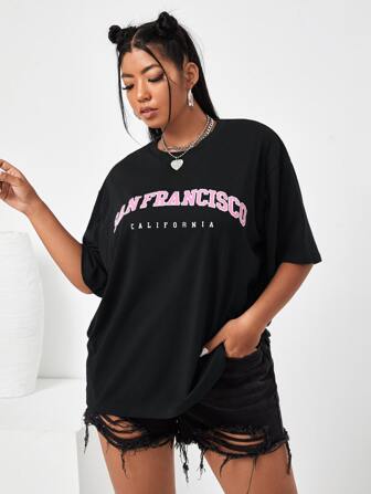 Camiseta de talla grande con gráfico de letras