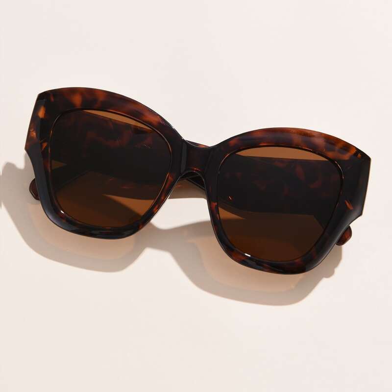 

Tortoiseshell Frame Oversized Sunglasses