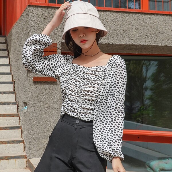 

Allover Print Ruched Crop Blouse, Black and white