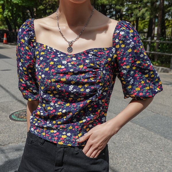 

Sweetheart Neck Ditsy Floral Blouse, Multicolor
