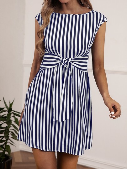 فستان بخط A وبربطة امامي مخطط