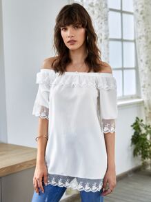 Top ribete de malla con bordado de hombros descubiertos