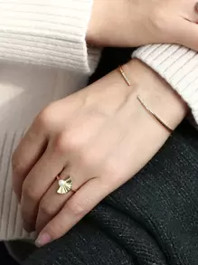 Charm-In 1個極簡質感立體方形氧化鋯石手鐲，採用白金鍍銅製成，鍍層厚度為0.03-0.05μm