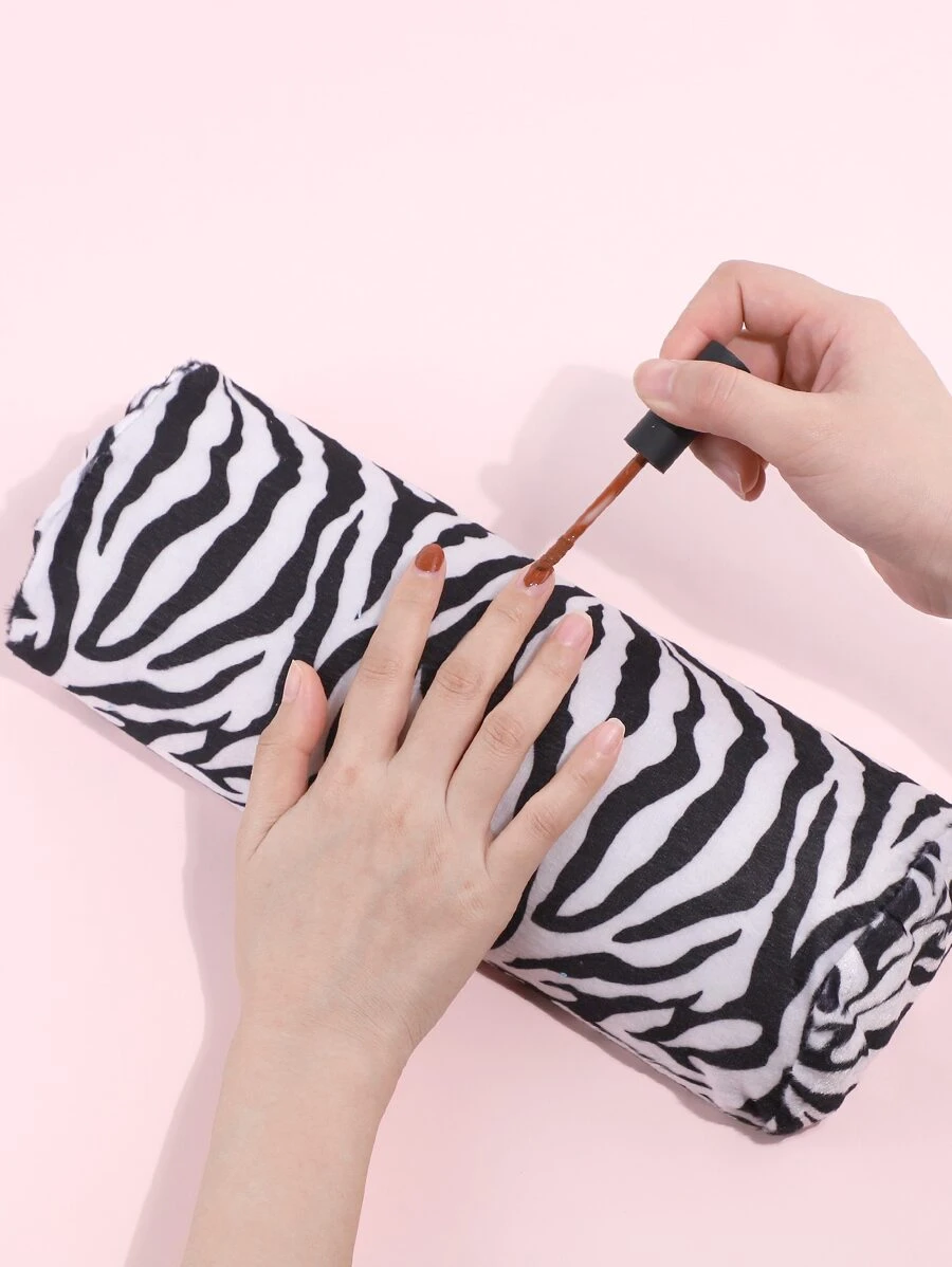 1個時尚柔軟美甲墊手托枕半圓柱形美甲設計修甲桌墊手臂腕部托枕海綿扶手沙龍手托枕固定器 - 黑與白 - 查看 1