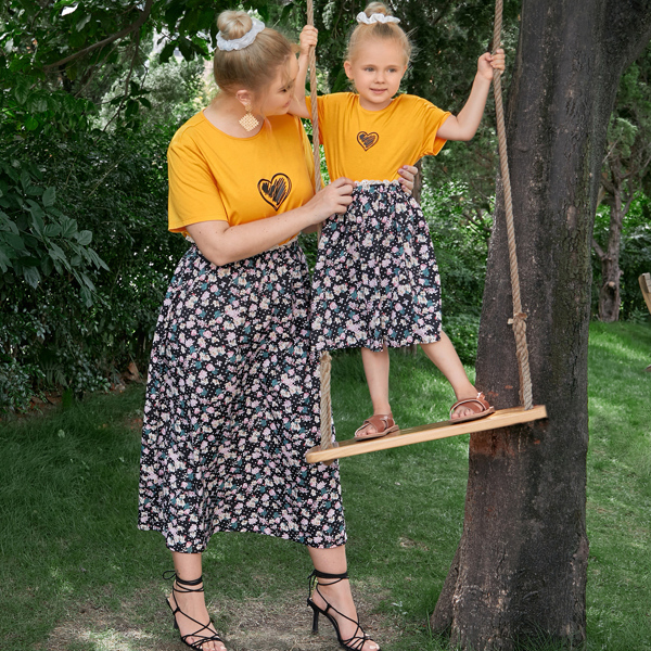 

Plus 1pc Heart Print Tee & Floral Print Skirt Set, Multicolor