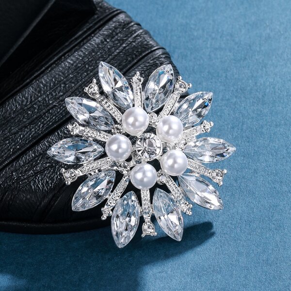 

Rhinestone Flower Design Brooch, Silver