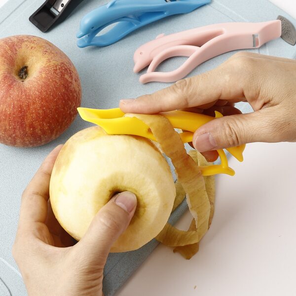 

1pc Dolphin Shaped Random Peeler, Multicolor