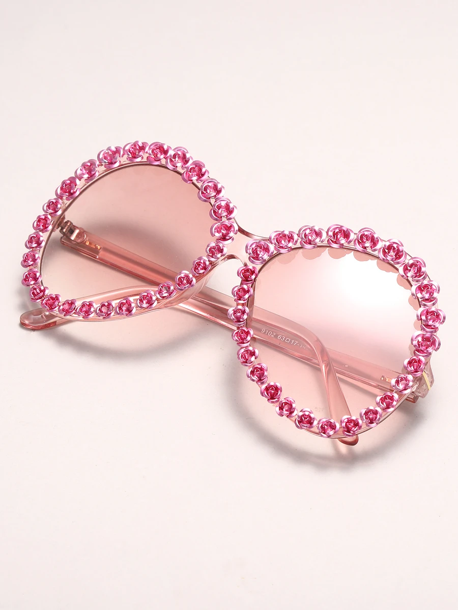 Gafas de moda con lentes teñidos y decoración de flores