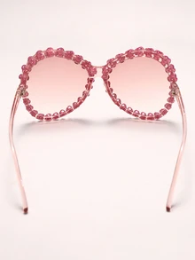 Gafas de moda con lentes teñidos y decoración de flores