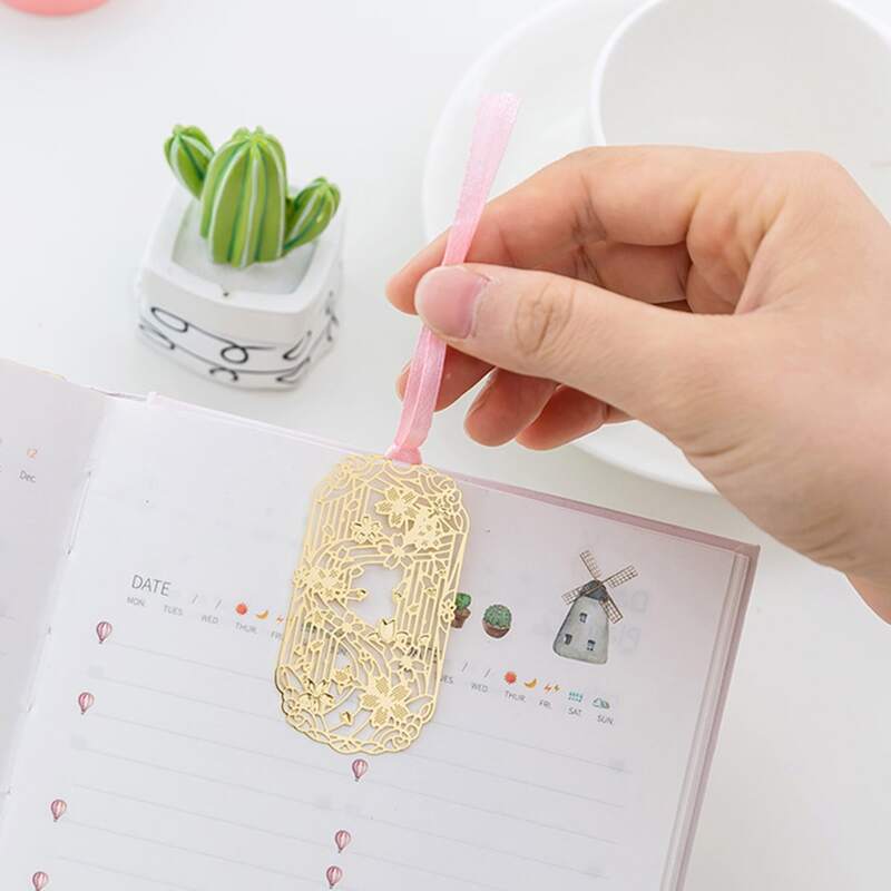 

1pc Random Floral Bookmark, Gold