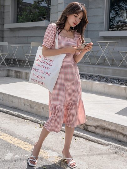 Abito Con Maniche A Sbuffo, Orlo Con Volant E Stampa A Quadretti