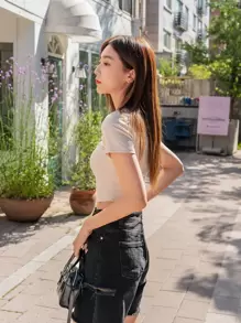 DAZY 纯色剪裁短款紧身 T 恤（夏季）