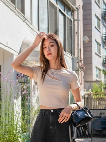 DAZY 纯色剪裁短款紧身 T 恤（夏季）