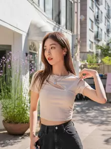 DAZY 纯色剪裁短款紧身 T 恤（夏季）