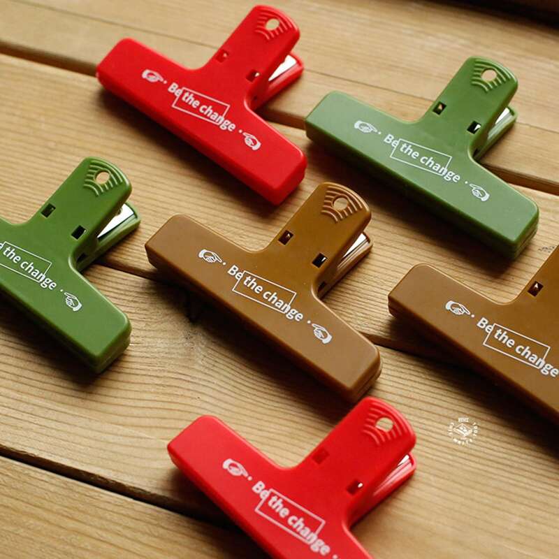 

1pc Random Letter Graphic Clip, Multicolor