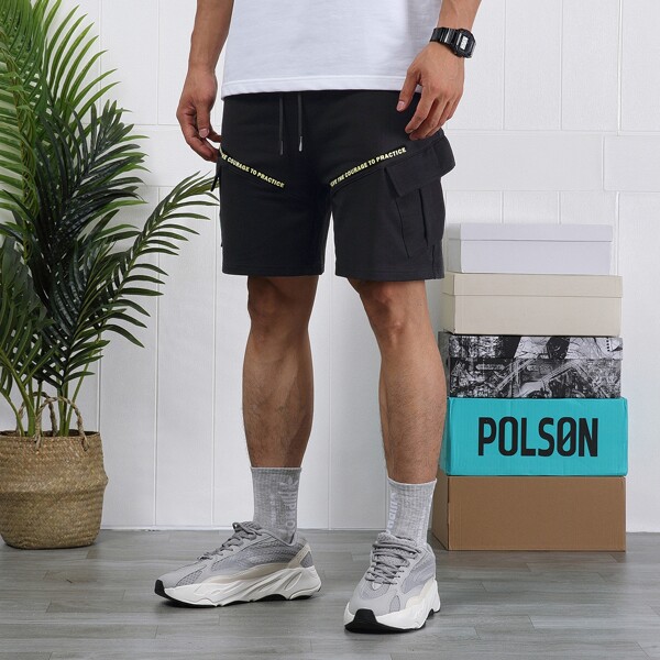 

Men Letter Graphic Flap Pocket Shorts, Black