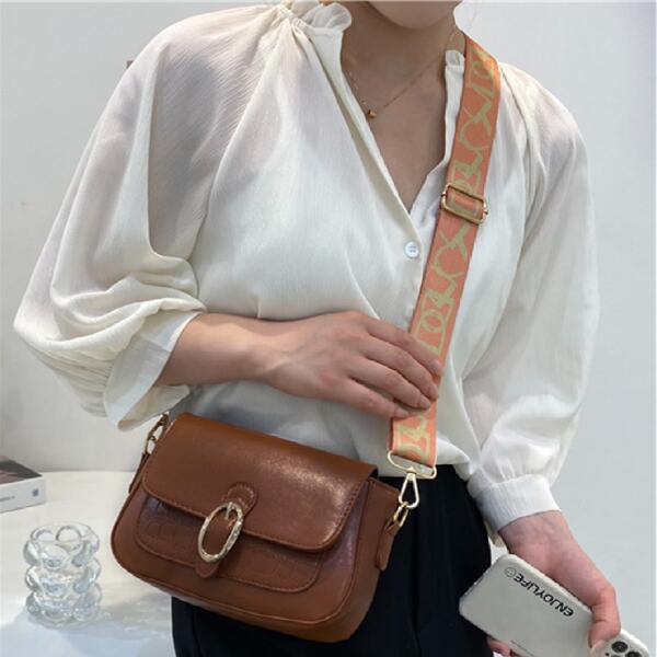

Buckle Decor Flap Crossbody Bag, Brown