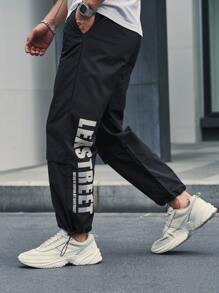 Manfinity Hombres Pantalones rompevientos con estampado de letra bajo con cordón - Negro - Ver 1