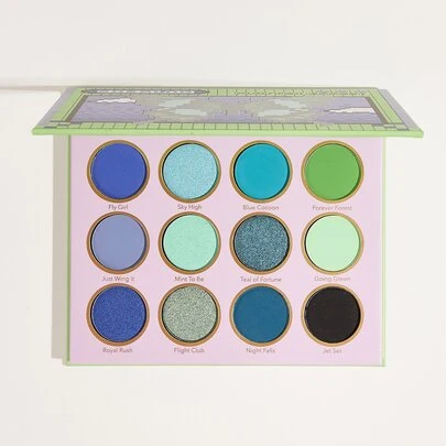 SHEGLAM Flutter Effect Palette 12-Clor Glitter Matte Eyeshadow Palette Metallic Bold Color Vivid Blue Green Long Lasting No Smudge Highly Pigmented Soft Smooth Eyeshadow Eye Makeup Cosmetics Kerstmis Cadeaus Merk Beauty Make-Up Cosmetica Voor Vrouwen En Meisjes Perfect Voor Zomer Lente Ideaal Voor Y2K Chique Mode Geschikt Voor Verjaardag Moederdag Cadeau Feest Klaar Beste Kleur